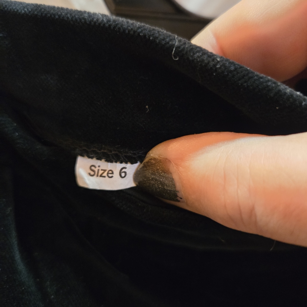 Elegant Black Velvet Skirt - Picture 5 of 7